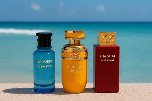 Trois flacons de parfum sur le sable face à la mer turquoise